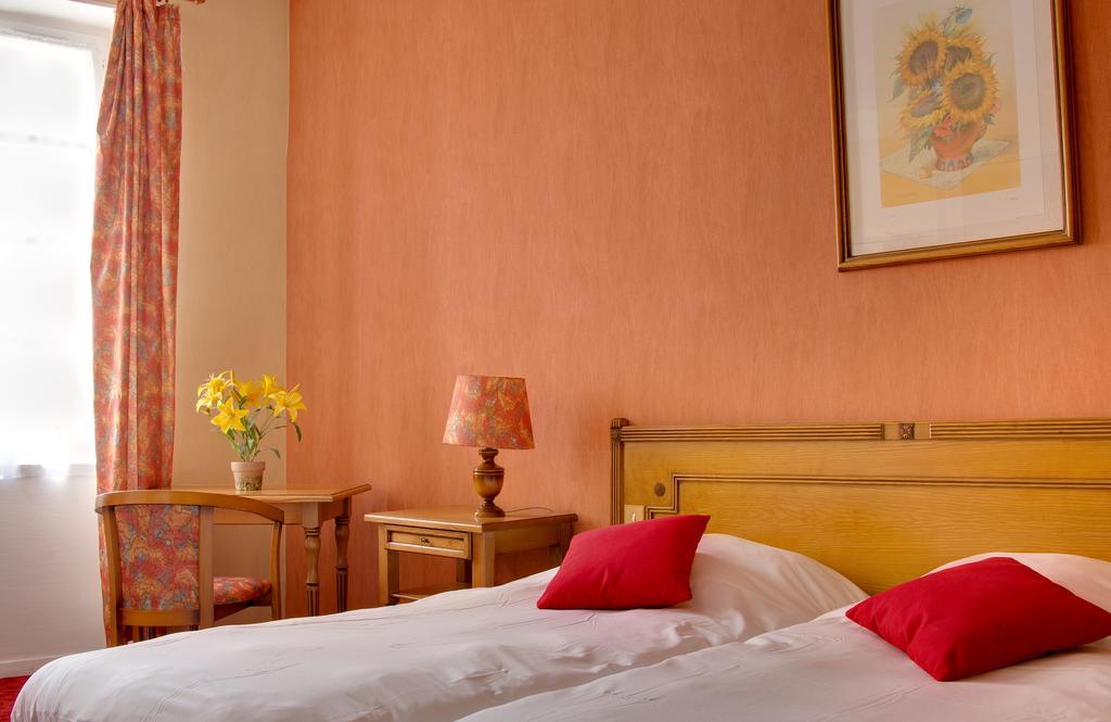 Logis Hotel-Restaurant Le Chene Vert Saint-Pourçain-sur-Sioule Dış mekan fotoğraf