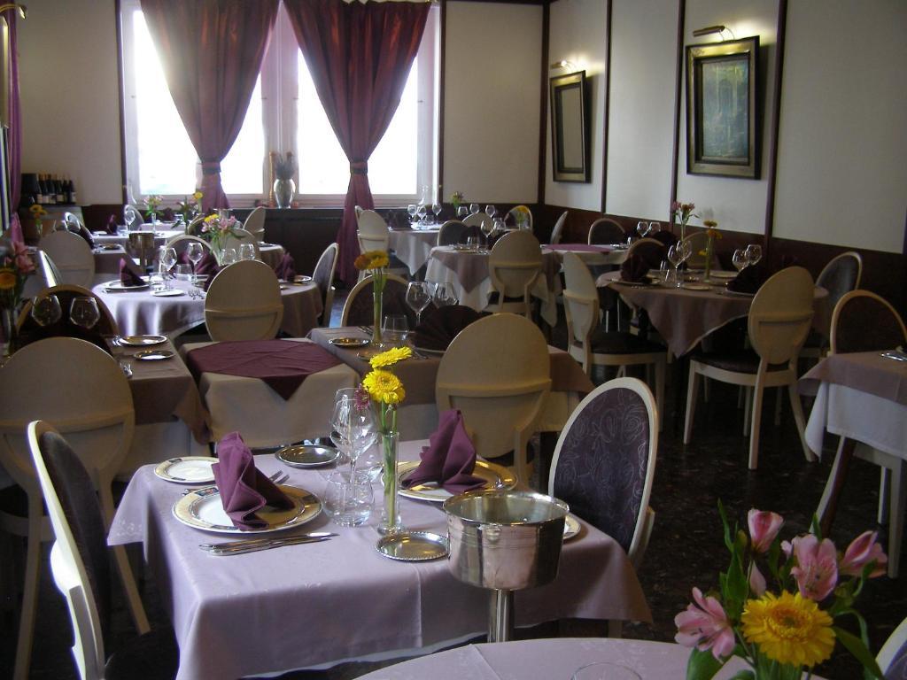 Logis Hotel-Restaurant Le Chene Vert Saint-Pourçain-sur-Sioule Dış mekan fotoğraf