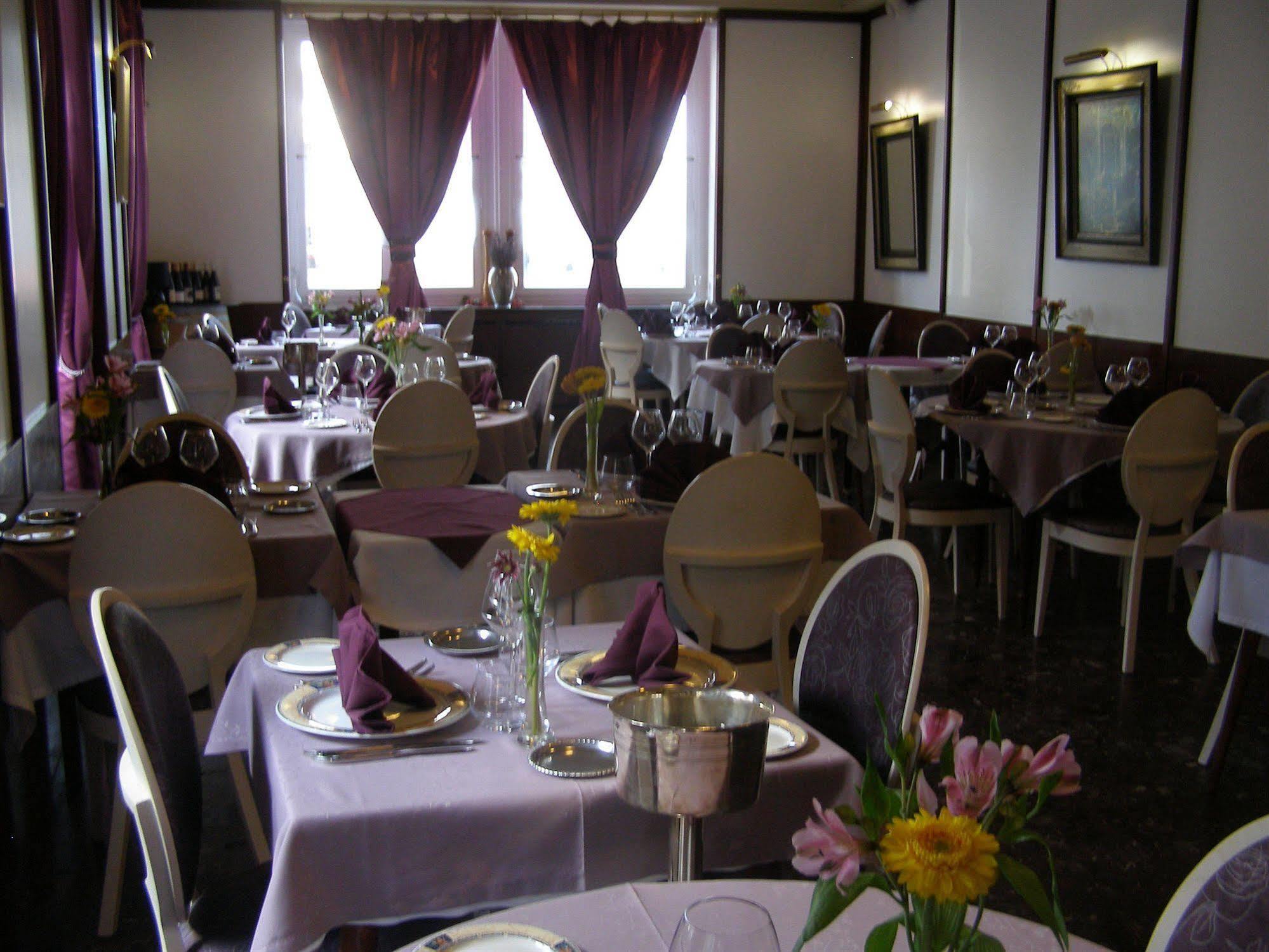 Logis Hotel-Restaurant Le Chene Vert Saint-Pourçain-sur-Sioule Dış mekan fotoğraf