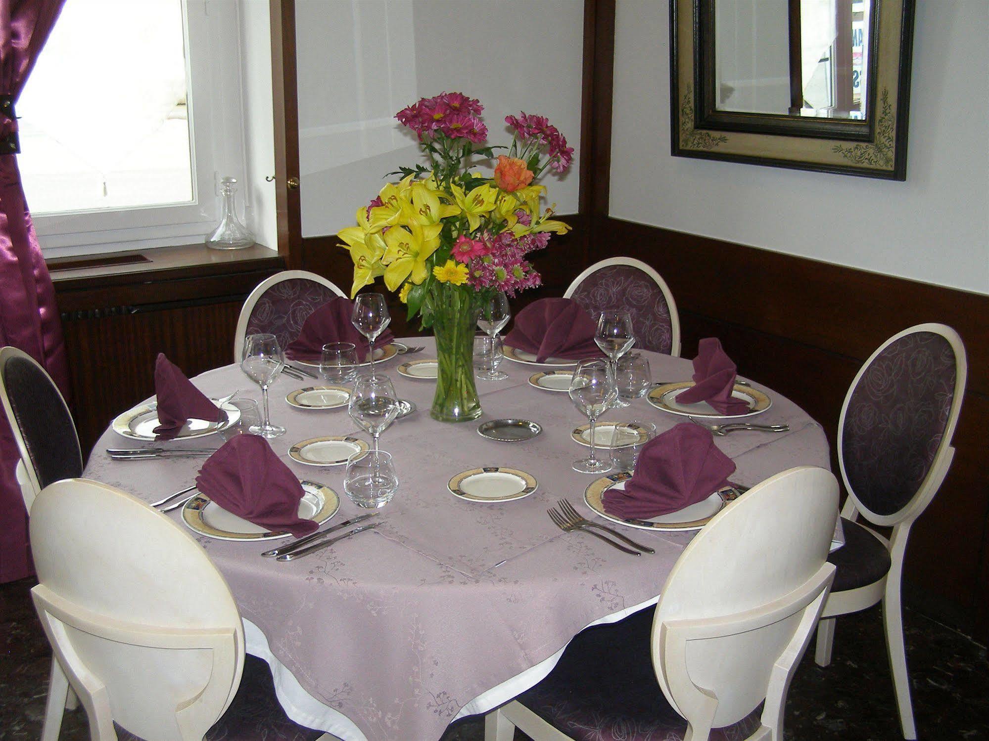 Logis Hotel-Restaurant Le Chene Vert Saint-Pourçain-sur-Sioule Dış mekan fotoğraf