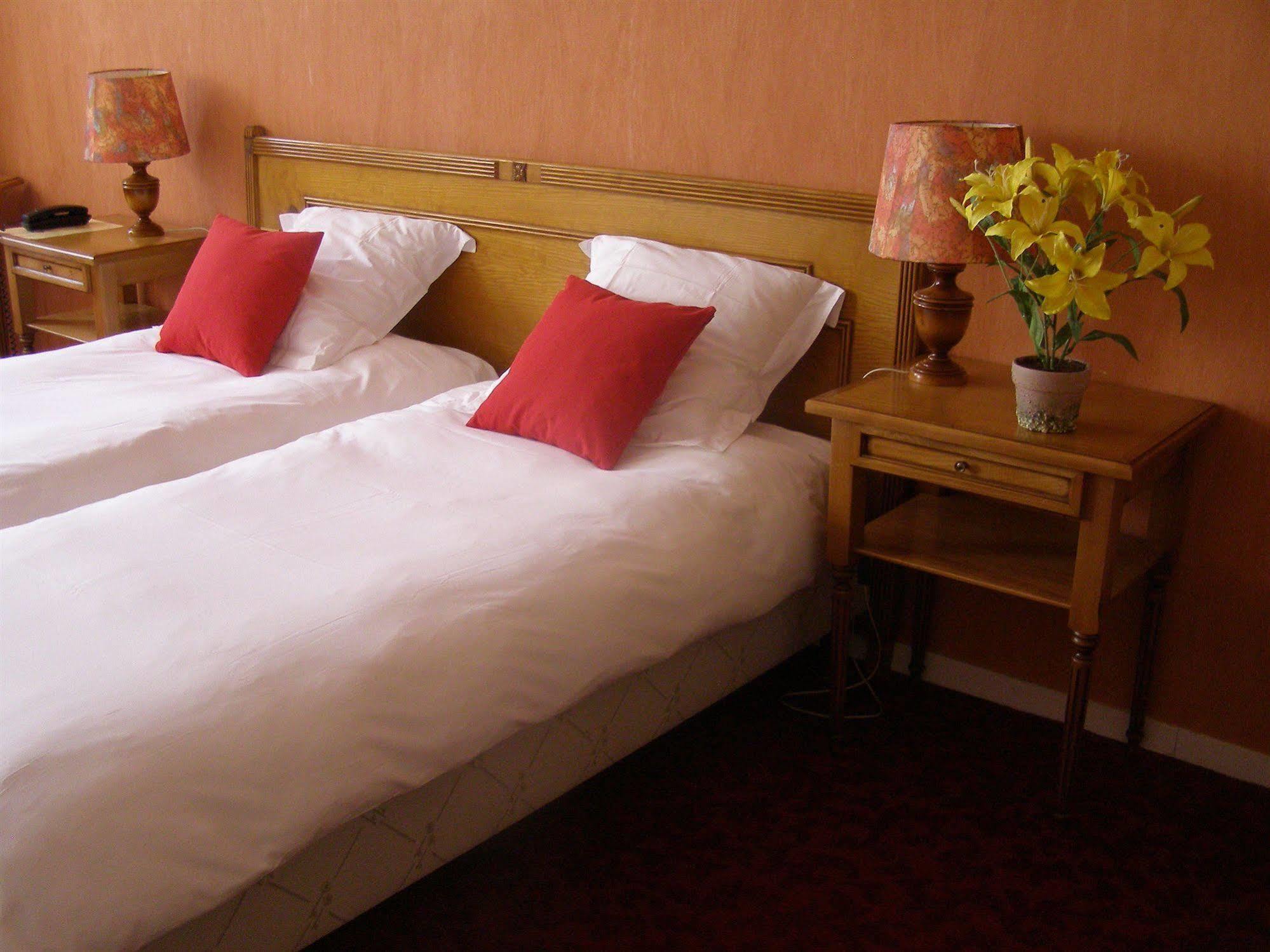Logis Hotel-Restaurant Le Chene Vert Saint-Pourçain-sur-Sioule Dış mekan fotoğraf