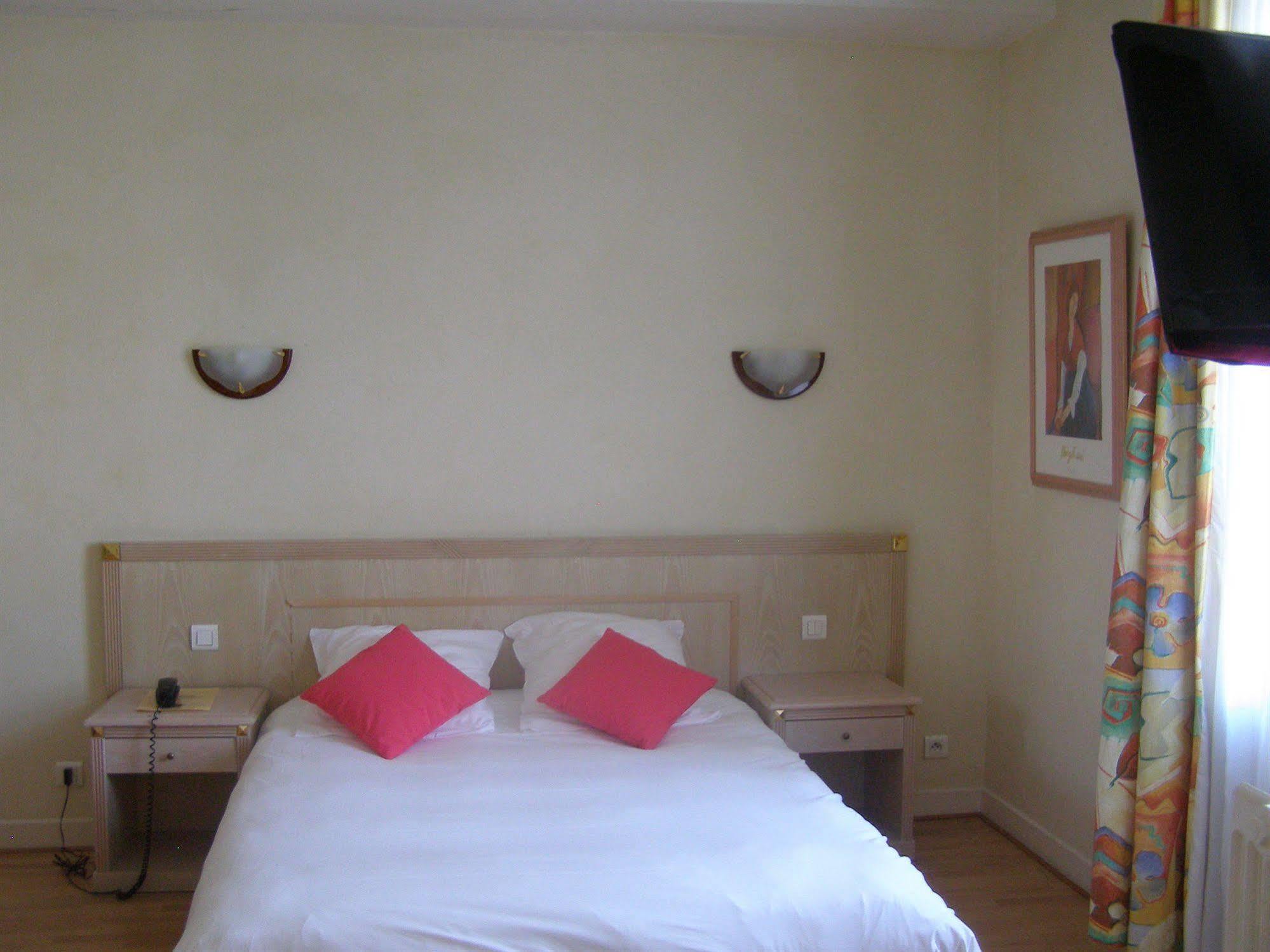 Logis Hotel-Restaurant Le Chene Vert Saint-Pourçain-sur-Sioule Dış mekan fotoğraf