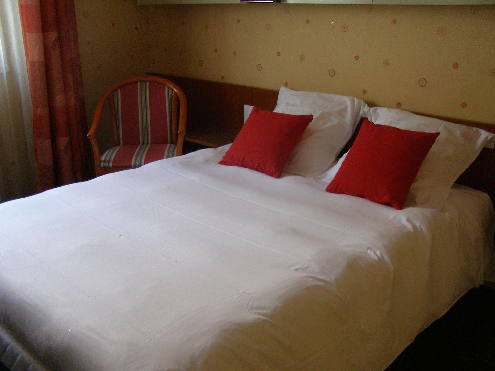 Logis Hotel-Restaurant Le Chene Vert Saint-Pourçain-sur-Sioule Dış mekan fotoğraf