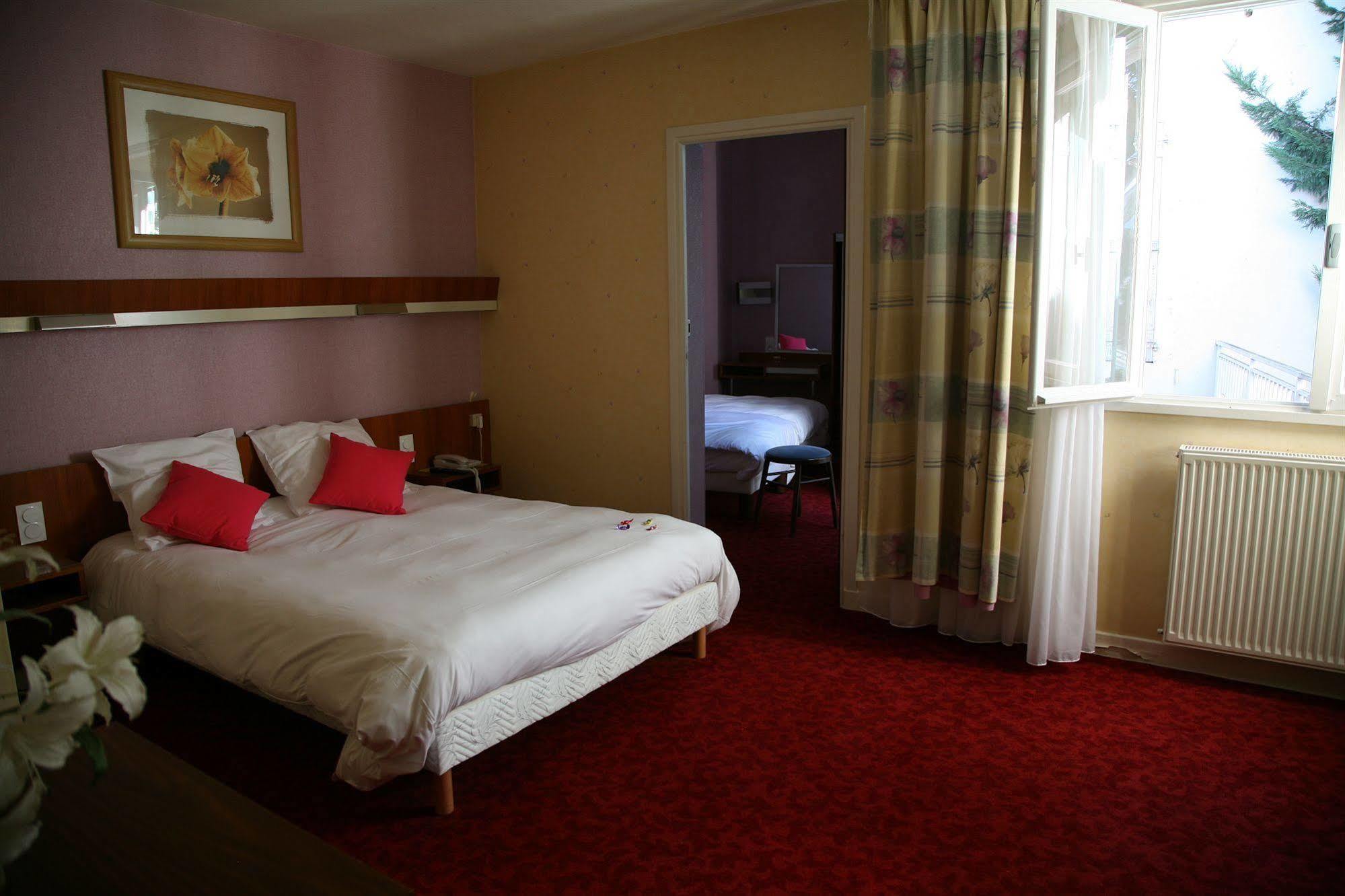 Logis Hotel-Restaurant Le Chene Vert Saint-Pourçain-sur-Sioule Dış mekan fotoğraf
