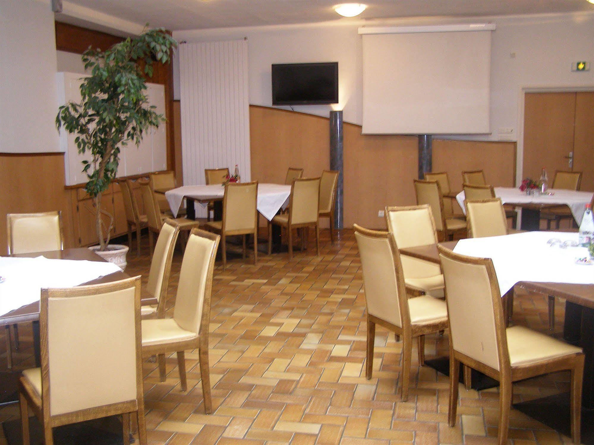 Logis Hotel-Restaurant Le Chene Vert Saint-Pourçain-sur-Sioule Dış mekan fotoğraf